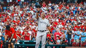 ▲卡本特（Matt Carpenter）重回紅雀主場，紅雀球迷齊聲歡呼，卡本特也脫帽致意。（圖／翻攝自洋基推特）