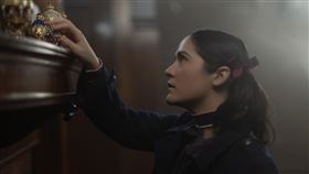 今年25歲的伊莎貝拉，拍攝《孤兒怨2》時不靠特效就能重現9歲外型，令畫面出現「恐怖谷效應」般的超現實感