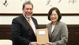 聖文森及格瑞那丁總理龔薩福訪台與蔡總統合影（圖／總統府提供）
