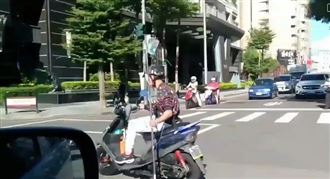 阿北邊騎車「邊打點滴」！網目睹傻眼