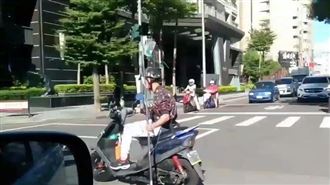 翁邊騎車「邊打點滴」警見影片要查了
