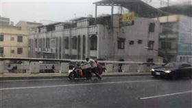 BMW駕駛冒雨幫阿嬤推車。（圖／翻攝自《爆料公社》）