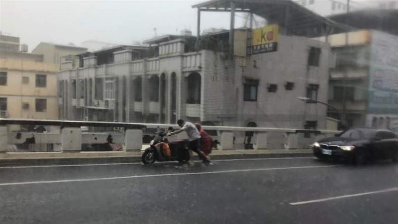 下雨嬤機車拋錨　BMW男冒雨幫推車