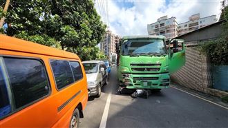 被砂石車捲入車底　鶯歌騎士爆頭亡
