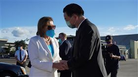 裴洛西結束訪問離台  吳釗燮送機美國聯邦眾議院議長裴洛西（Nancy Pelosi）（前左）3日傍晚約6時搭乘行政專機離開台灣，外交部長吳釗燮（前右）代表政府前往松山機場送機，雙方握手寒暄道別。（外交部提供）中央社  111年8月3日
