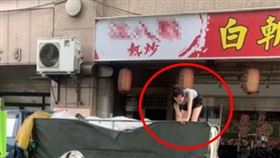 網友分享一位年輕正妹在回收車上收垃圾的畫面。（圖／翻攝自裝潢/木工/修繕/聯誼會臉書社團）