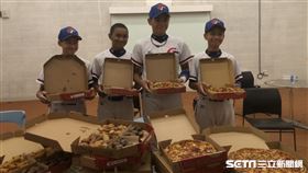 台灣小將開心拿到林智勝送的「致勝」披薩。（圖／記者蔡厚瑄攝影）