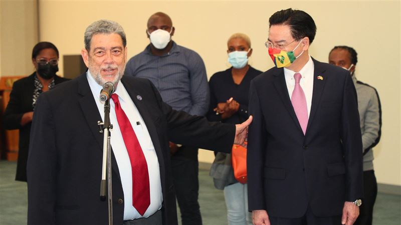 聖文森總理抵台！籲中共「停止軍演」