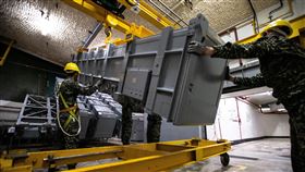 海軍海鋒大隊演練上彈作業。（圖／軍聞社）