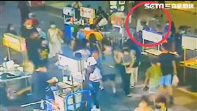 男子在動漫展揮舞剛買的《鬼滅之刃》日輪刀。（圖／記者李依璇翻攝）