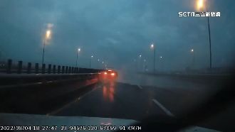 疑「水漂」失控撞安全島　後車險追撞