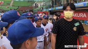 詹子賢與小球員互動。（圖／蔡厚瑄攝影）