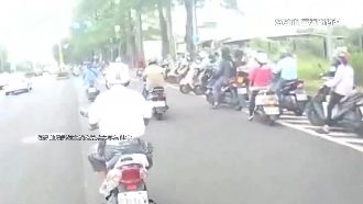 待轉格有限　機車塞滿路邊大排長龍