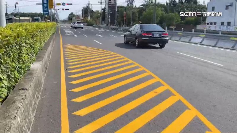 內線車道突冒槽化線　駕駛納悶：看嘸