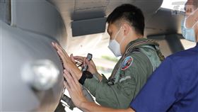 空軍第五聯隊飛行員於起飛前實施360度檢查（圖／軍聞社提供）