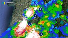 「天氣風險 WeatherRisk」說，3顆雷雨胞正在影響台南，台南的朋友們要注意雷擊與瞬間強降雨，聽到雷聲、進入室內。（圖／翻攝自天氣風險）

