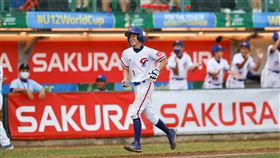 中華隊先發投手吳聖智敲出逆轉比分的3分砲。（圖／棒協提供）