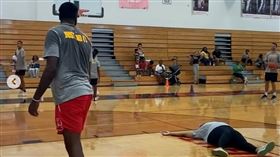 ▲籃網隊歐尼爾（Royce O'Neale）晃飛自己老媽。（圖／翻攝自歐尼爾IG）