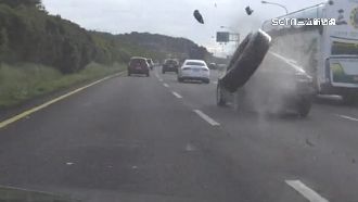 砂石車2輪脫落飛越車道　撞毀3轎車