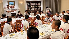 辜仲諒招待辛苦的小球員和教練團「牛排吃到飽」。（圖／棒協提供）