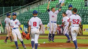 U12世界盃  台灣奪下季軍（1）U12世界盃棒球賽季軍戰7日在台南亞太國際棒球訓練中心舉行，台灣小將以9比5擊退多明尼加，拿下季軍。比賽結束後小將們跑進球場慶祝。中央社記者鄭清元攝  111年8月7日