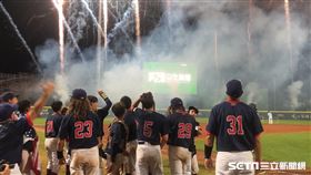 美國隊重返榮耀奪下U12世界盃棒球賽冠軍，賽後開心欣賞煙火秀。（圖／記者蔡厚瑄攝影）