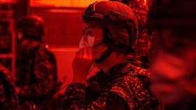 海軍官兵監控臺海周邊狀況。（圖／軍聞社）