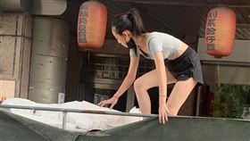 熱褲妹站貨車收垃圾，網讚「誰娶到燒好香」。（圖／翻攝自裝潢/木工/修繕/聯誼會(啓大大分享園地)臉書）