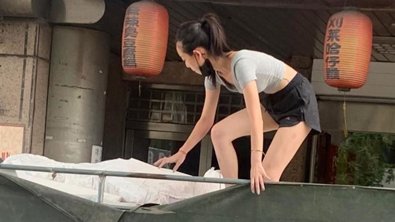 熱褲妹站貨車收垃圾　網讚爆本尊現身