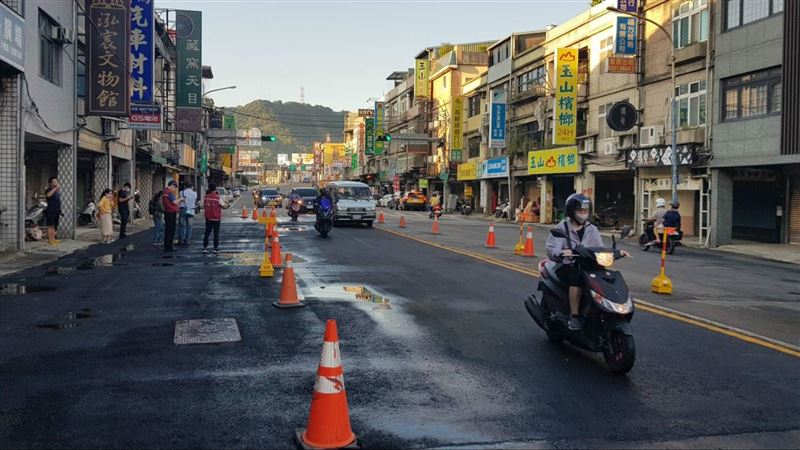 陶博館水管爆裂成黃河　搶修完工通車