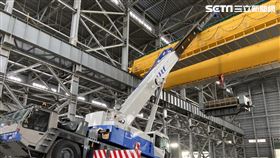 台中港區工廠進行天車安裝，吊車突然傾斜，工人墜地身亡。（圖／翻攝畫面）