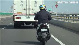 黑衣男騎白牌機車上西濱彰化北上路段。（圖／翻攝畫面）