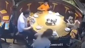 爸爸 餐廳 手機 轉盤 熱水 （圖／翻攝自爆廢公社）