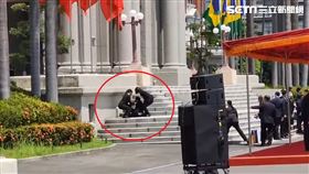 總統府軍禮迎接龔薩福，工作人員身體不適癱倒（圖／記者黎冠志攝影）