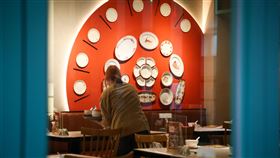 全台放無薪假近2萬人（1）勞動部16日公布最新無薪假統計，實施人數1萬9484人，與上期相比新增2844人，是111年以來單期增加最多的人數，其中住宿餐飲業占一半，主因有大型餐飲集團通報實施。圖為新北市板橋火車站商圈，一名餐飲業服務人員正在整理桌面。中央社記者王騰毅攝  111年6月16日