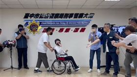 盧秀燕，腿傷復出上班首日，主持台中市刑大緝毒記者會 (圖／翻攝畫面)