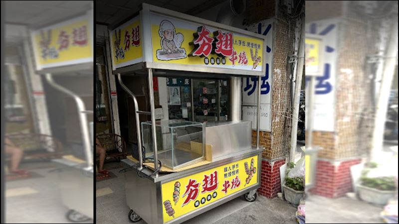 嬤半夜肚子餓沒錢　燒烤老闆1舉暖爆