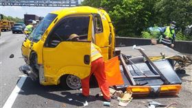 國道一號，苗栗頭份，北上，大貨車追撞工程車 (圖／翻攝畫面)