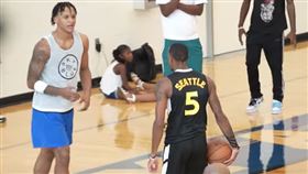 ▲莫瑞（Dejounte Murray）和班凱羅（Paolo Banchero）在比賽中起衝突。（圖／翻攝自Ballislife IG）