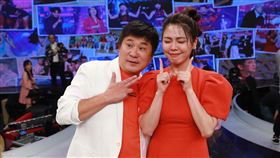 胡瓜和白家綺主持節目收攤。（圖／民視提供）