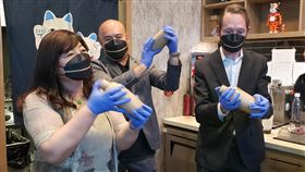 古柏第一次手搖珍奶  台僑搶著想喝加拿大聯邦眾議員古柏（右1）學習手搖珍珠奶茶，稱自己做的新鮮好喝；並提到台灣處處好，大家都應該要支持。中央社記者程愛芬溫哥華攝  111年7月12日