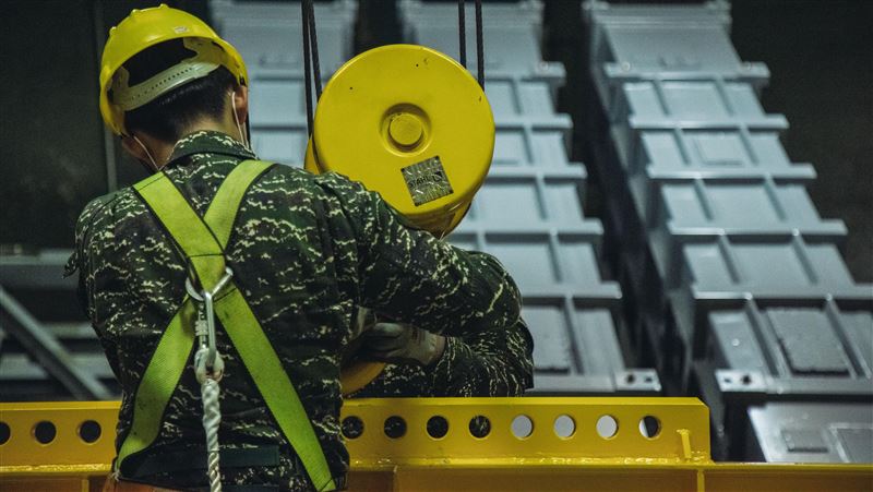 妻進產房職業軍人尪不能陪　醫秒無言