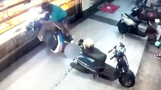 台南騎士停車時暴衝　撞進這店網笑翻