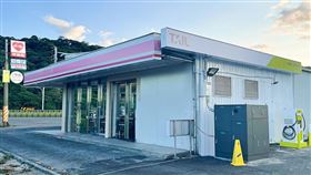 萊爾富首度攜手特爾電力於萊爾富宜蘭隘城店建置100kW電動車快充站，配置一樁二槍。（圖／超商提供）