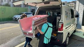 竹市長照服務升級  推長期臥床者原床沐浴新竹市政府媒合3家居家長期照護機構，提供長照民眾原床泡澡服務，讓失能身障者和失能長者免移位，就能重拾沐浴美好體驗。（新竹市政府提供）中央社記者郭宣(文三)傳真  111年8月8日