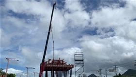 恆春搶孤豎燈篙儀式每年農曆7月15日在南台灣不可以錯過的恆春豎孤棚活動，隨著今年宜蘭頭城宣布停辦，成為全台唯一搶孤場次，恆春鎮公所找來高達28公尺高的綠竹，8日遵循古禮進行「豎燈篙」儀式，為活動揭開序幕。中央社記者李卉婷攝  111年8月8日