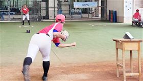 中華職棒味全龍外籍打擊教練克拉克帶運動科技器材到台東體中。（味全龍提供）