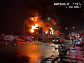 ▲台南新營一五金行物流倉庫發生大火，30公里外都可見火勢。（圖 /翻攝畫面）