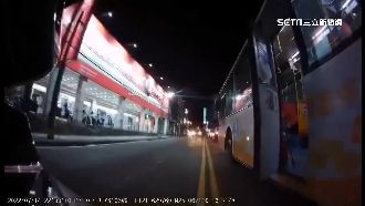 獨／公車行駛安全門突開　險波及騎士