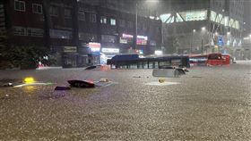 首爾淹水。（圖／翻攝自推特）